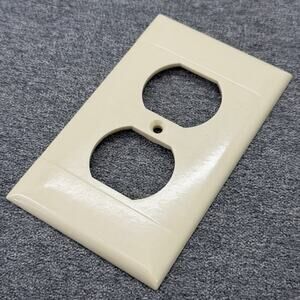 Vintage Sierra USA Ivory Duplex Receptacle Outlet Wall Plate Cover 1 Gang